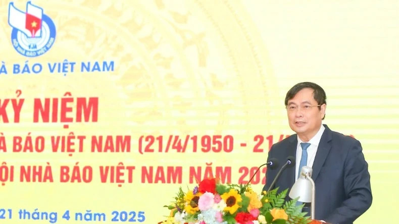 越共中央宣教与民运部副部长潘春水发言。 越共中央宣教与民运部副部长潘春水发言。