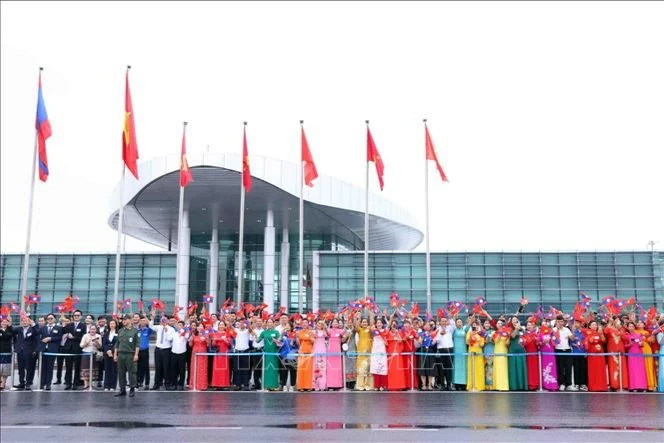 首都河内人民、老挝驻越南大使馆干部人员、老挝留学生在内排国际机场欢迎老挝人民革命党中央总书记、国家主席通伦·西苏里对越南进行国事访问。 首都河内人民、老挝驻越南大使馆干部人员、老挝留学生在内排国际机场欢迎老挝人民革命党中央总书记、国家主席通伦·西苏里对越南进行国事访问。