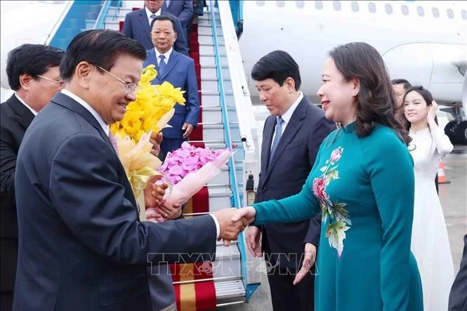 越南国家副主席武氏映春在内排国际机场迎接通伦·西苏里总书记、国家主席和夫人。 越南国家副主席武氏映春在内排国际机场迎接通伦·西苏里总书记、国家主席和夫人。