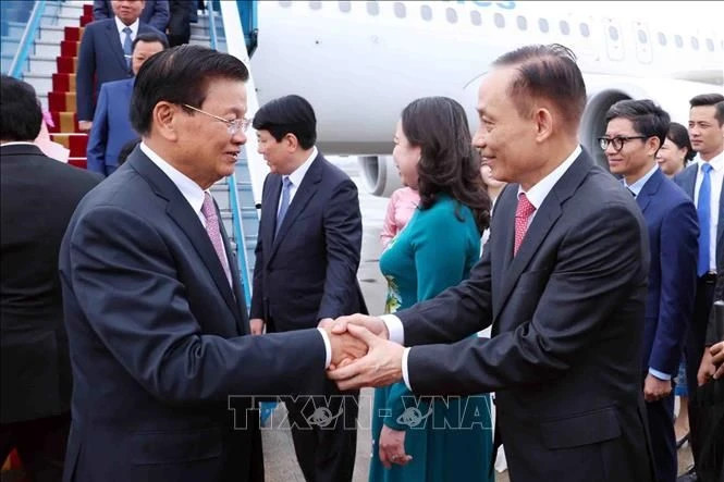 越共中央书记处书记、中央对外部部长黎怀忠在内排国际机场迎接通伦·西苏里总书记、国家主席和夫人。 越共中央书记处书记、中央对外部部长黎怀忠在内排国际机场迎接通伦·西苏里总书记、国家主席和夫人。