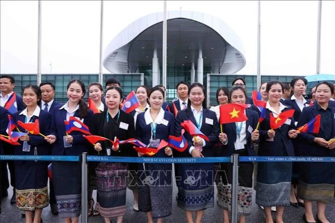 老挝驻越南大使馆干部人员以及老挝留学生在内排国际机场等候。 老挝驻越南大使馆干部人员以及老挝留学生在内排国际机场等候。