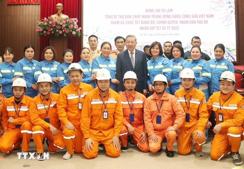 苏林总书记与除夕值班的电力和城市环保工人合影。