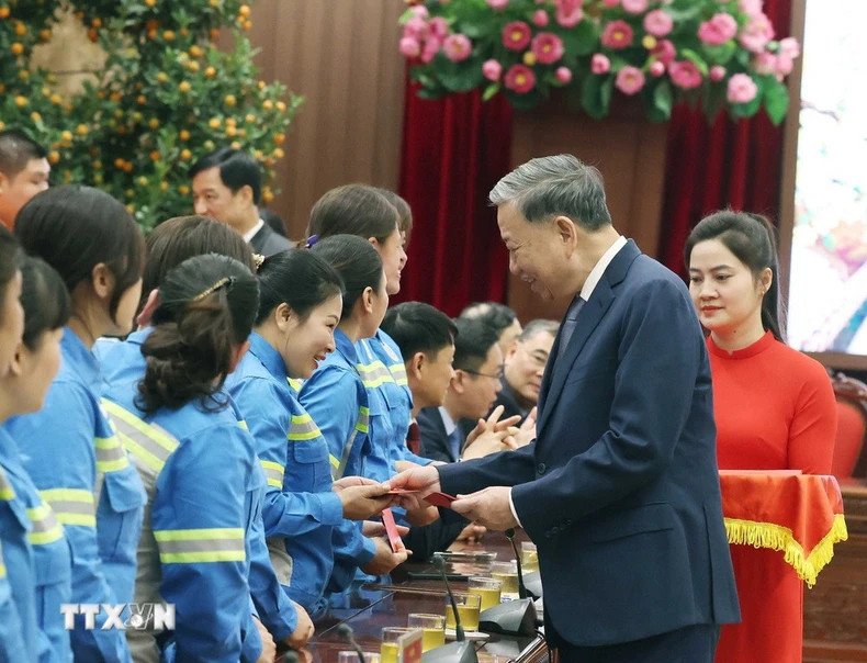 苏林总书记向劳动者送压岁钱。