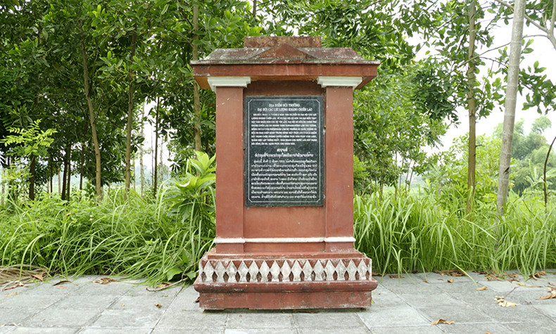 老挝抗战阵线大会会堂纪念碑。 老挝抗战阵线大会会堂纪念碑。