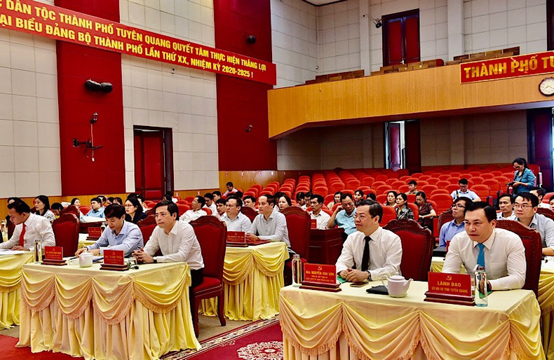 出席会议的代表。 出席会议的代表。