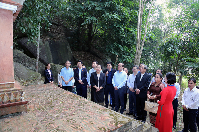 老挝人民革命党中央组织部代表团和宣光省领导参观了宣光省安山县美凭乡石盘村苏发努冯亲王的住所和工作遗迹。 老挝人民革命党中央组织部代表团和宣光省领导参观了宣光省安山县美凭乡石盘村苏发努冯亲王的住所和工作遗迹。