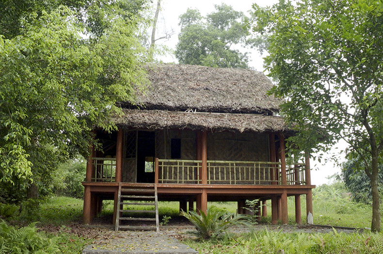 位于宣光省安山县美凭乡艾村的苏发奴冯亲王的住处和工作地点。 位于宣光省安山县美凭乡艾村的苏发奴冯亲王的住处和工作地点。