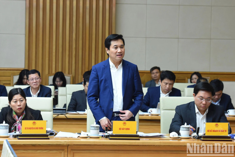 建设部代表发表讲话。 建设部代表发表讲话。