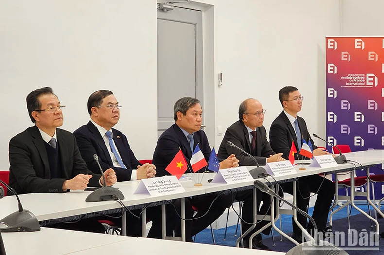 越方领导代表。