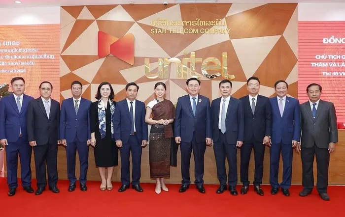 越南国会主席王廷惠同Viettel老挝分公司领导班子合影。