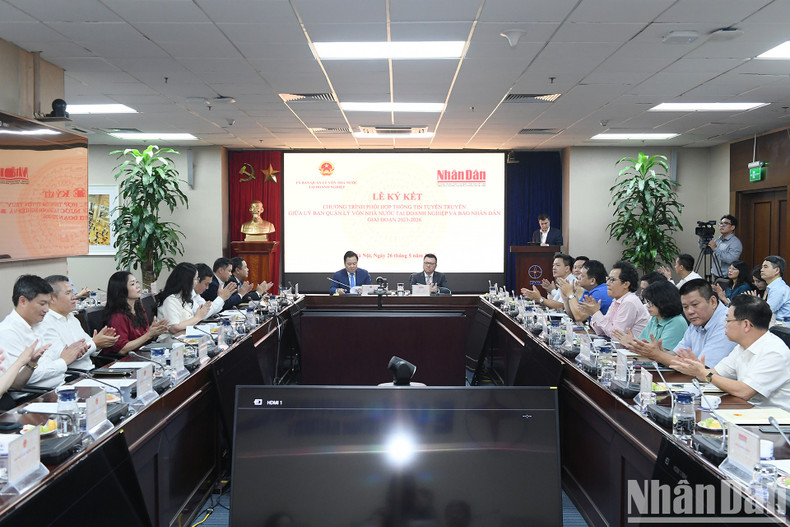 签署仪式场景。