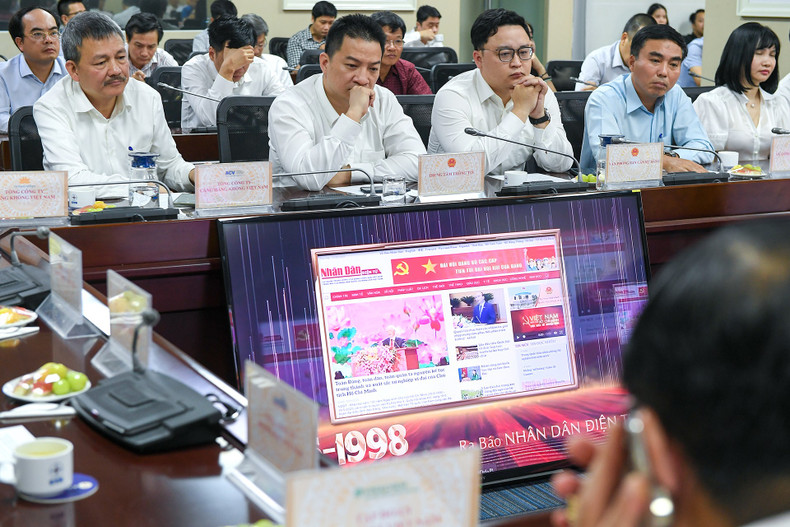 与会代表阅看游览《人民报》网站。