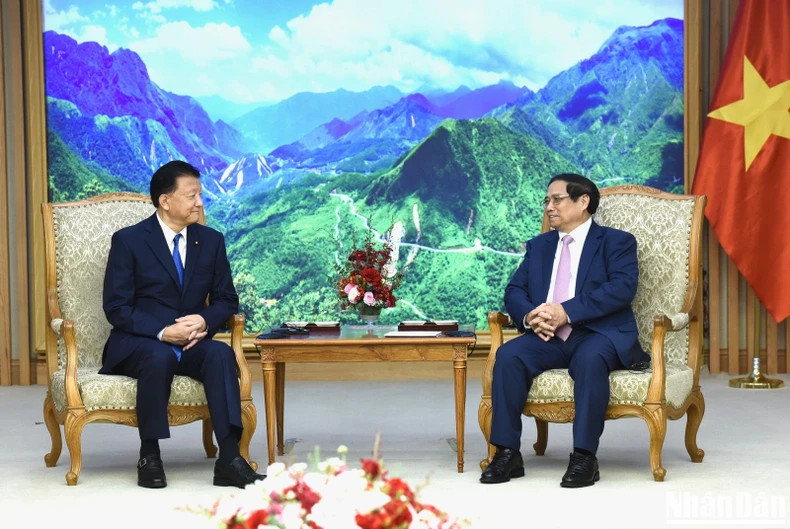 双方进行交谈。