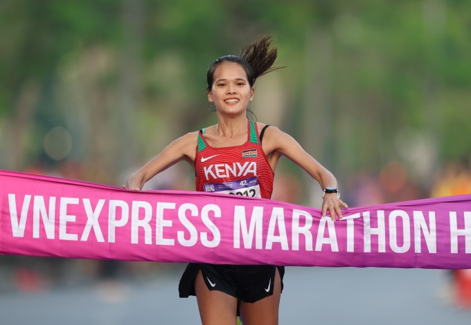 范式红丽夺得女子42公里赛冠军。 范式红丽夺得女子42公里赛冠军。