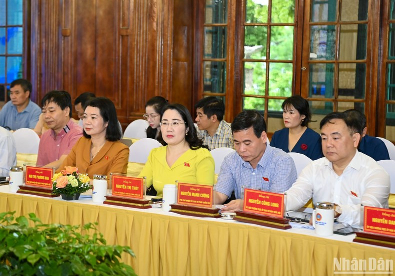 越南国会各委员会领导与会。 越南国会各委员会领导与会。