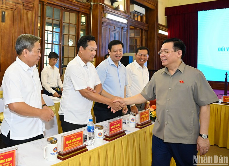 越南国会主席王廷惠同越南最高人民法院领导出席会议。(维灵 摄) 越南国会主席王廷惠同越南最高人民法院领导出席会议。(维灵 摄)