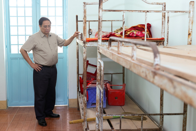 范明正总理检查物质基础设施。