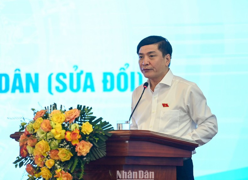 越南国会秘书长、国会办公厅主任裴文强发表意见。 越南国会秘书长、国会办公厅主任裴文强发表意见。