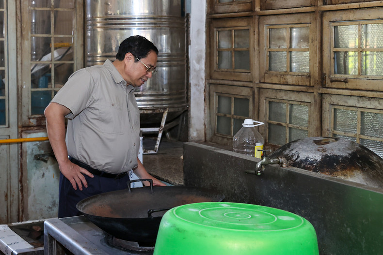 范明正总理检查物质基础设施。