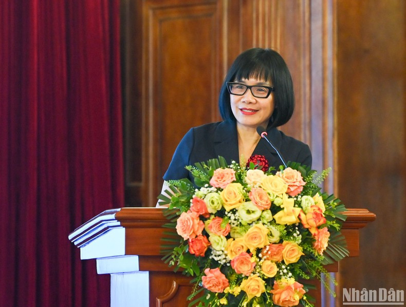 越南司法部副部长邓黄莺发表意见。 越南司法部副部长邓黄莺发表意见。