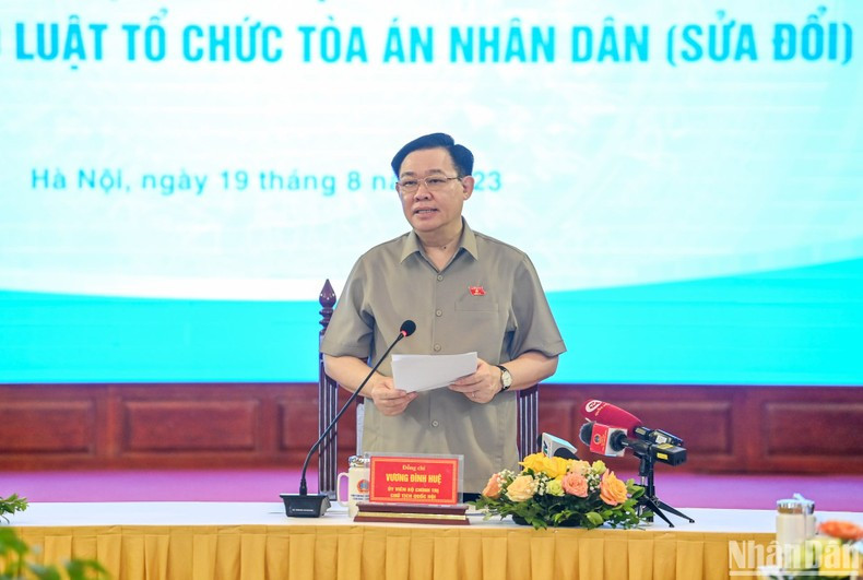 越南国会主席王廷惠致开幕词。 越南国会主席王廷惠致开幕词。