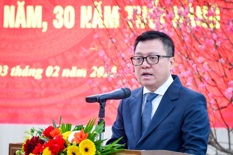 黎国明同志在大会上发表讲话,回顾越南共产党的诞生、培养、奉献和成长过程。 黎国明同志在大会上发表讲话,回顾越南共产党的诞生、培养、奉献和成长过程。