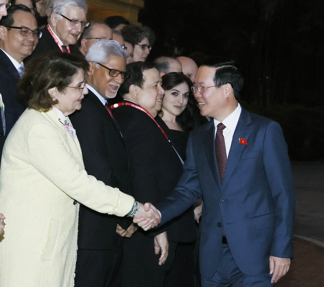 越南国家主席武文赏同与会代表亲切握手。 越南国家主席武文赏同与会代表亲切握手。