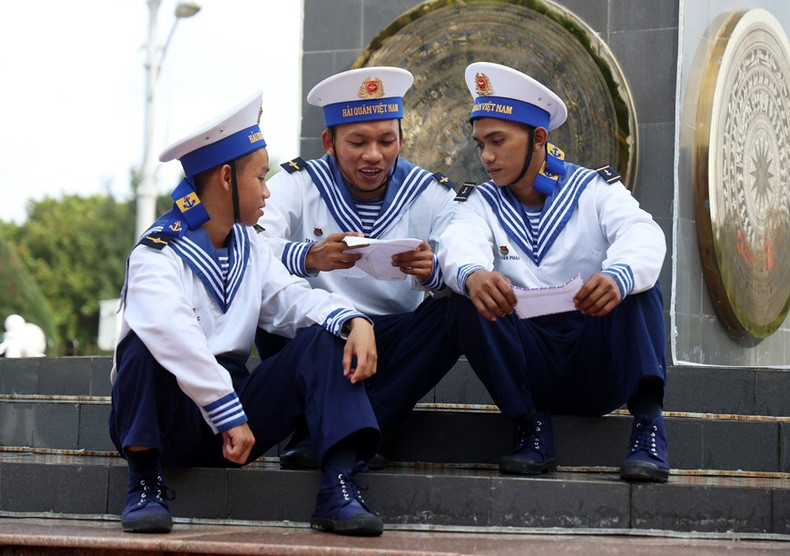 陆上的人把对坚守长沙群岛战士们的感情装进信封里。