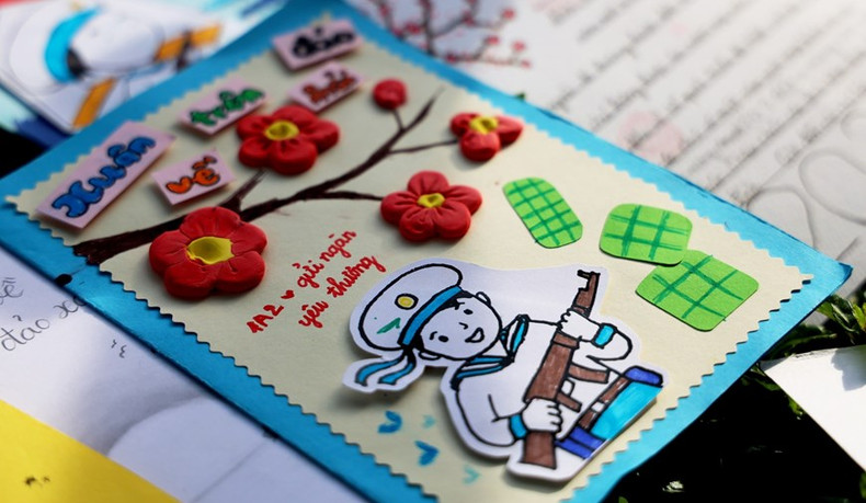 一名小朋友向长沙群岛战士送上新春贺卡。