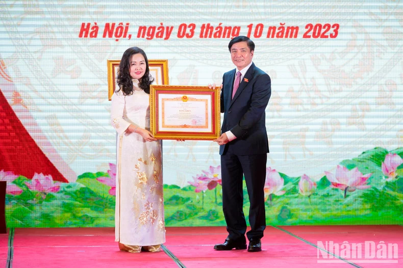 越南国会秘书长、国会办公室主任裴文强向范氏青玄总编辑颁发总理奖状。