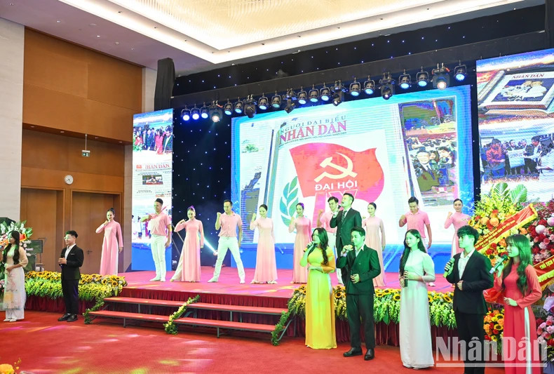 庆祝越南《人民代表报》创刊35周年暨荣获一级劳动勋章的艺术表演节目。