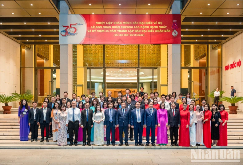 越南国会主席王廷惠及代表们与《人民代表报》社历代领导干部、新闻工作者等合影留念。