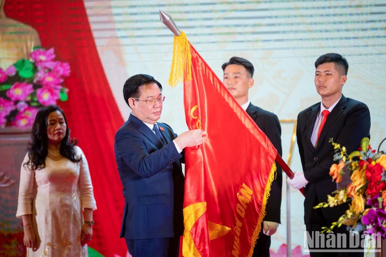 越南国会主席王廷惠将勋章佩戴在《人民代表报》社的传统旗帜上。