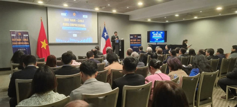 越南驻智利大使范长江致辞。