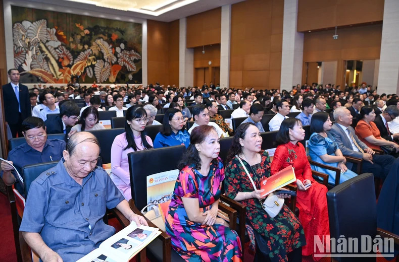 越南《人民代表报》社历代新闻工作者出席庆典。