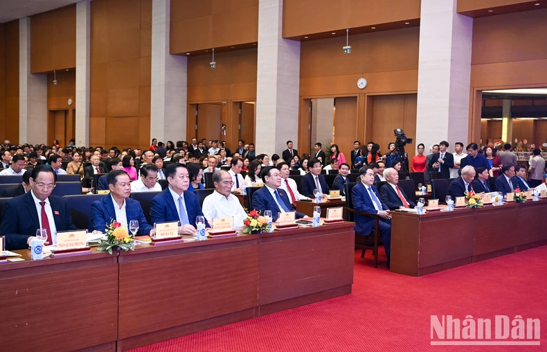 越南国会主席王廷惠，前年越南国会领导人和代表出席庆典。