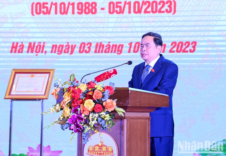 越南国会常务副主席陈青敏致贺词。