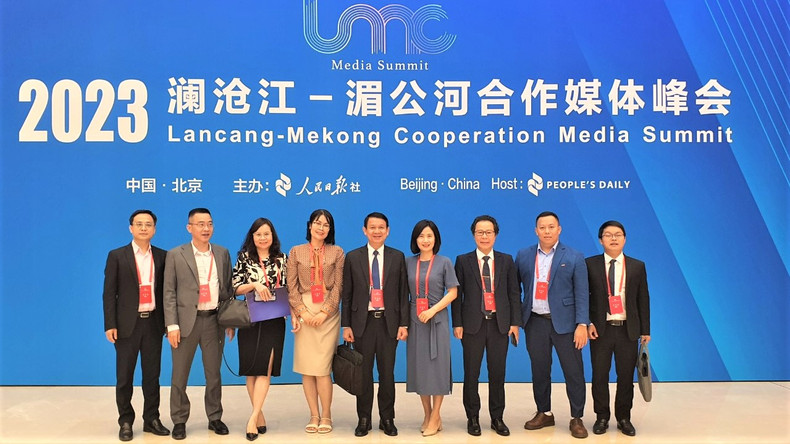 参加峰会的越南媒体代表合影。 参加峰会的越南媒体代表合影。