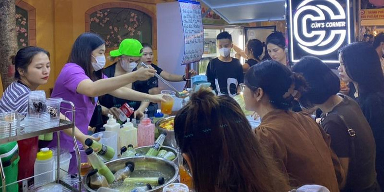 美食街设有街头美食、当地特色美食、纪念品、儿童玩具、“一乡一品”等展区。