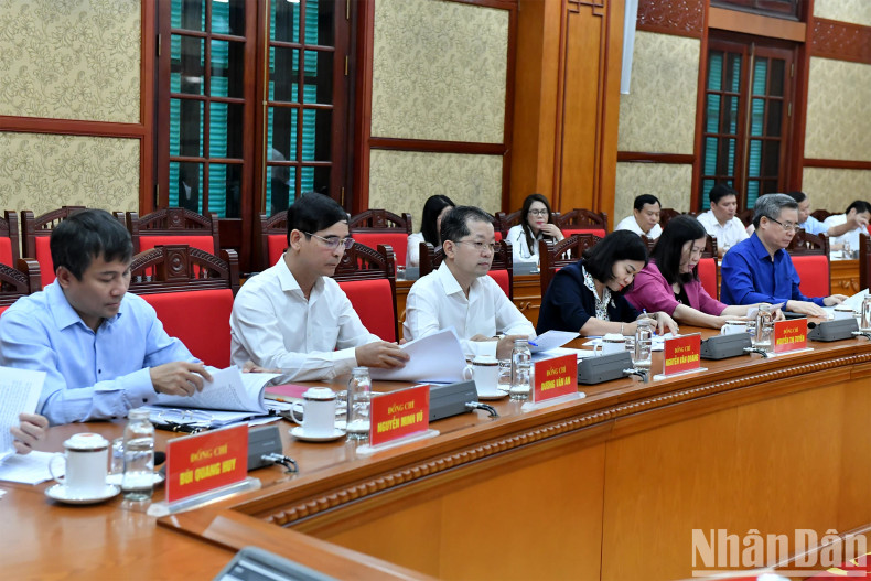 越共十四大党章组成员。