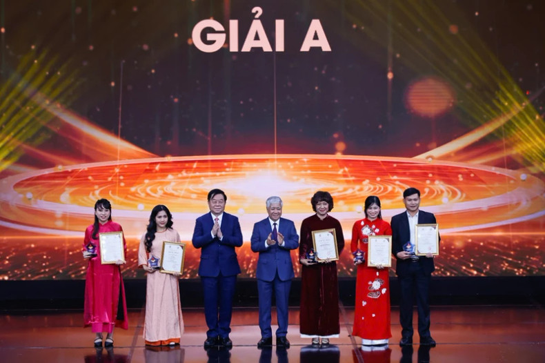 越共中央政治局委员、中央书记处书记、中央宣教部部长阮重义；越共中央政治局委员、中央书记处书记、越南祖国阵线中央委员会主席杜文战颁发A等奖。