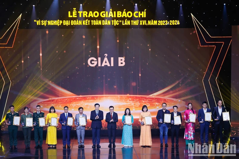 越共中央委员、中央民运部部长梅文正；越共中央委员、中央宣教部副部长、越南新闻工作者协会主席黎国明颁发B等奖。