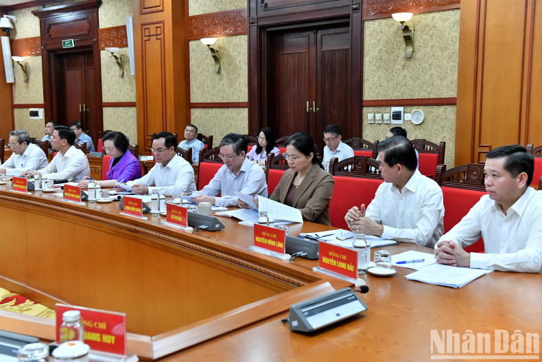 越共十四大党章组成员。