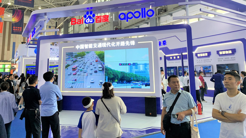 参展观众了解智能交通。（杜有兴 摄）