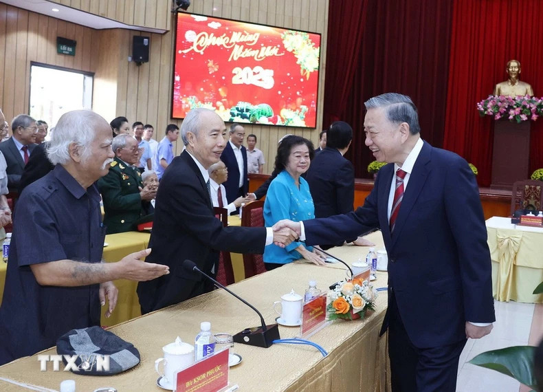 苏林总书记与知识分子代表握手。