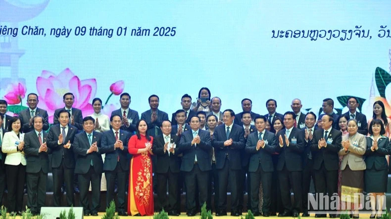 越南政府总理范明正与老挝总理宋赛·西潘敦和两国企业代表合影。(青江 摄) 越南政府总理范明正与老挝总理宋赛·西潘敦和两国企业代表合影。(青江 摄)