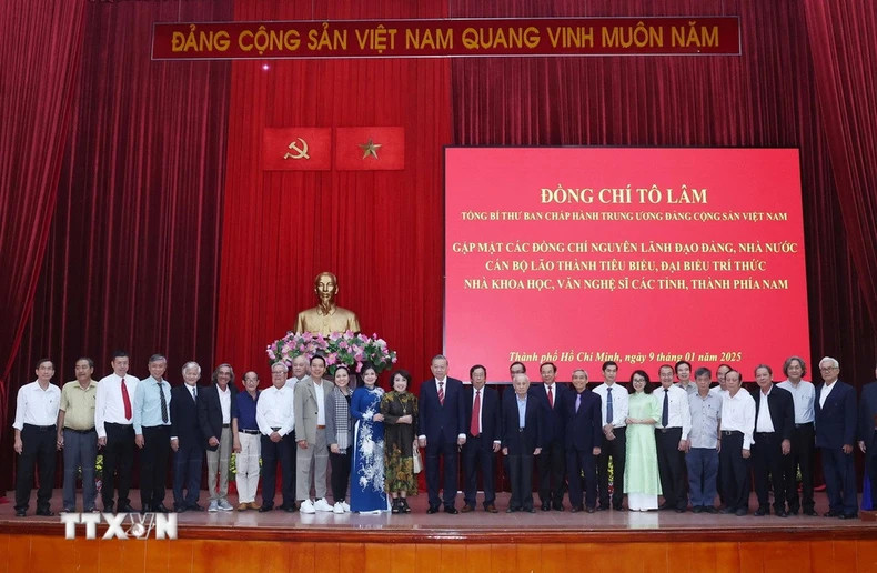 苏林总书记和与会代表合影。