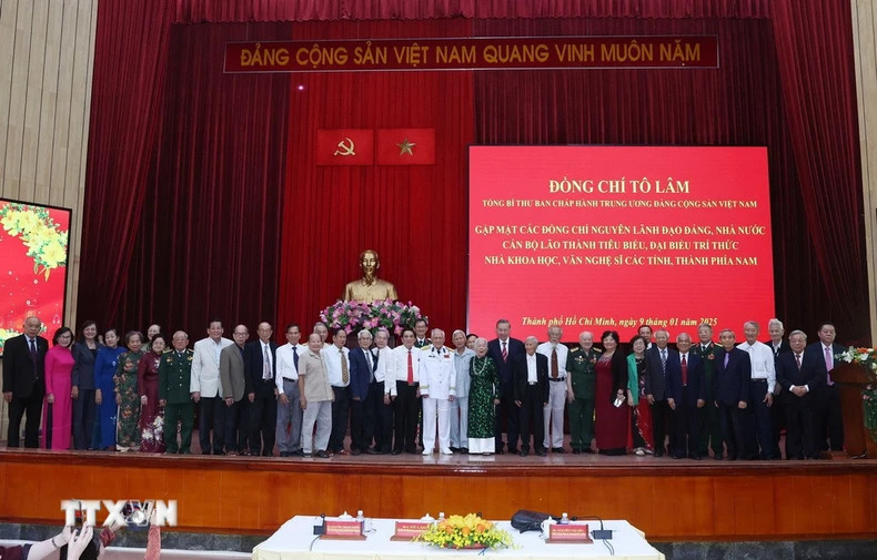 苏林总书记和与会代表合影。