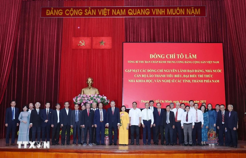 苏林总书记和与会代表合影。