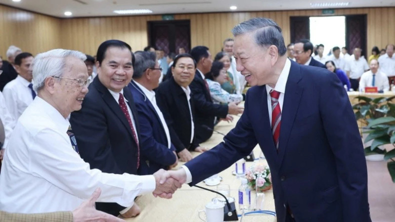 苏林总书记亲切问候与会代表。